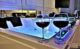 Luxury Jacuzzi Apartment